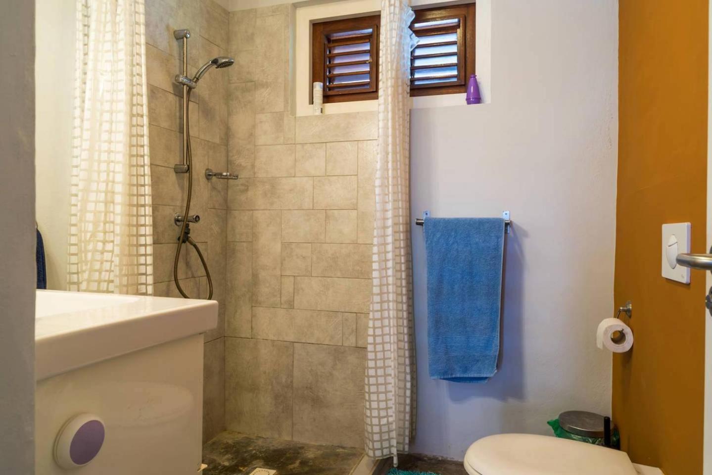 Bario Hotel Willemstad Rum bild